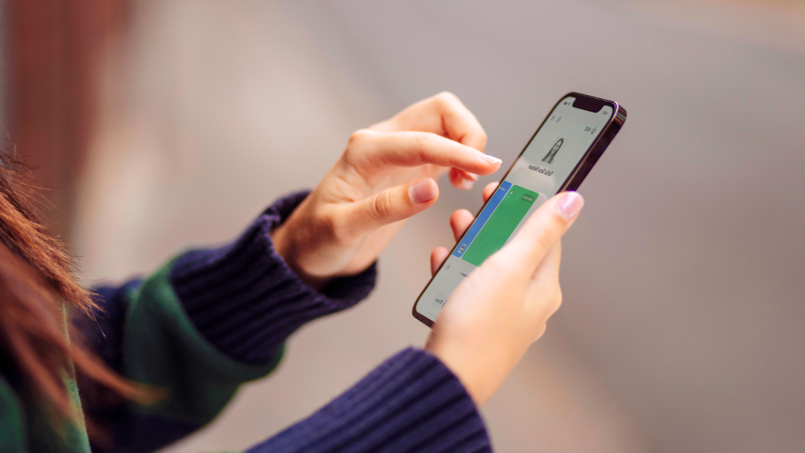 Person holding a mobil phone showing the AltID app.